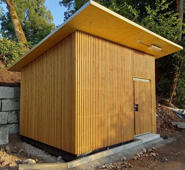 Ein renoviertes WC-Haus, eine Aussenanlage.